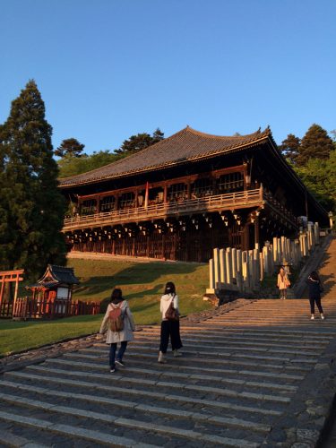 年に2-3回は国内旅行へ。今年のＧＷは大学時代過ごした奈良へ。よく散歩した東大寺・二月堂へ大学時代の友人といきました。
