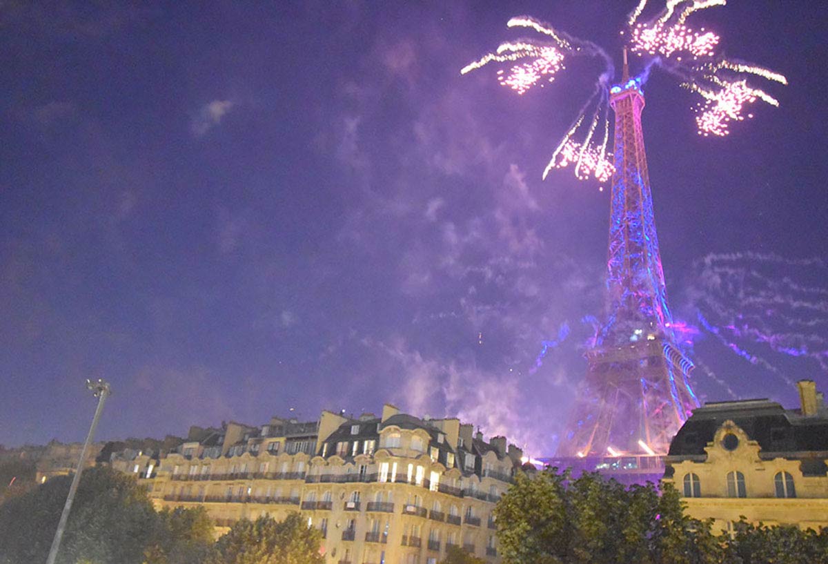 パリ祭　エッフェル塔と花火