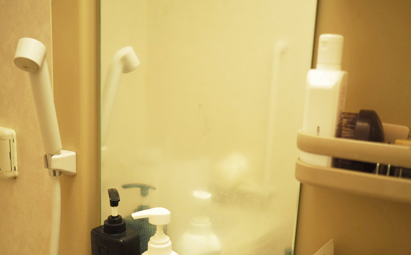 水垢で汚れたお風呂場鏡