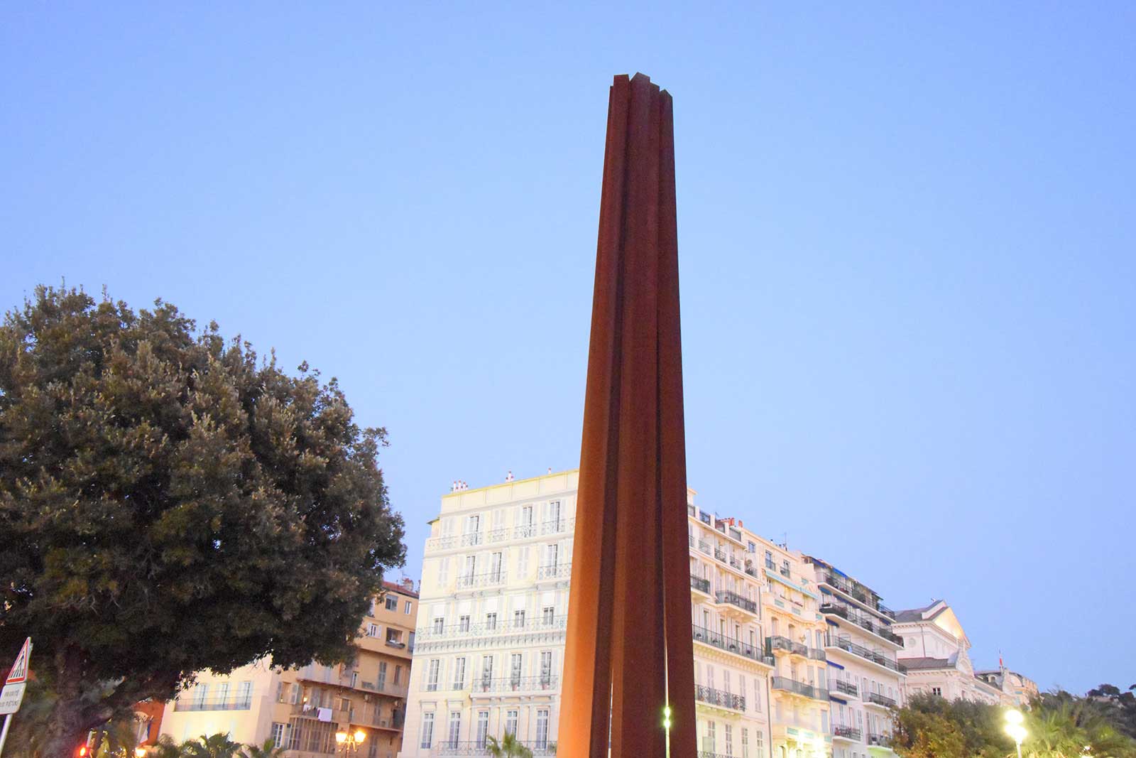 プロムナード・デ・ザングレに聳え立つ茶色の無機質な塔