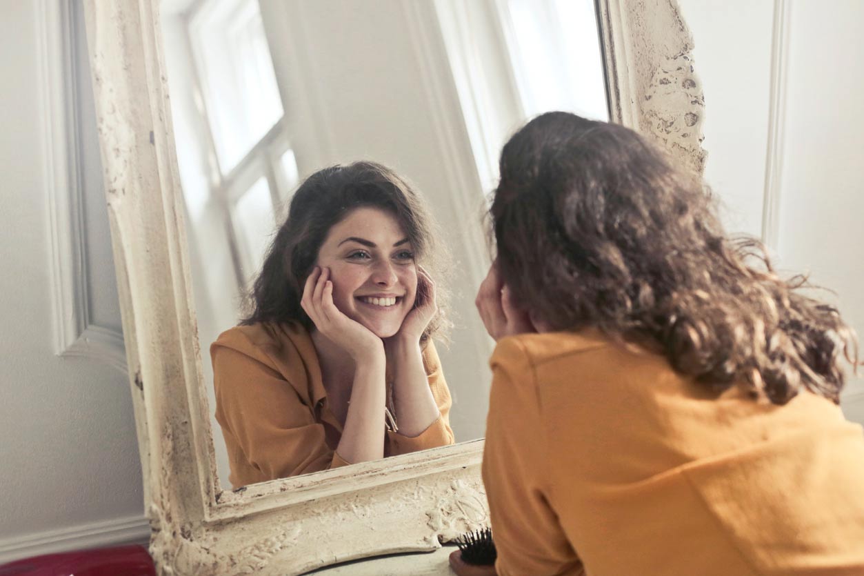 鏡の前で微笑む女性