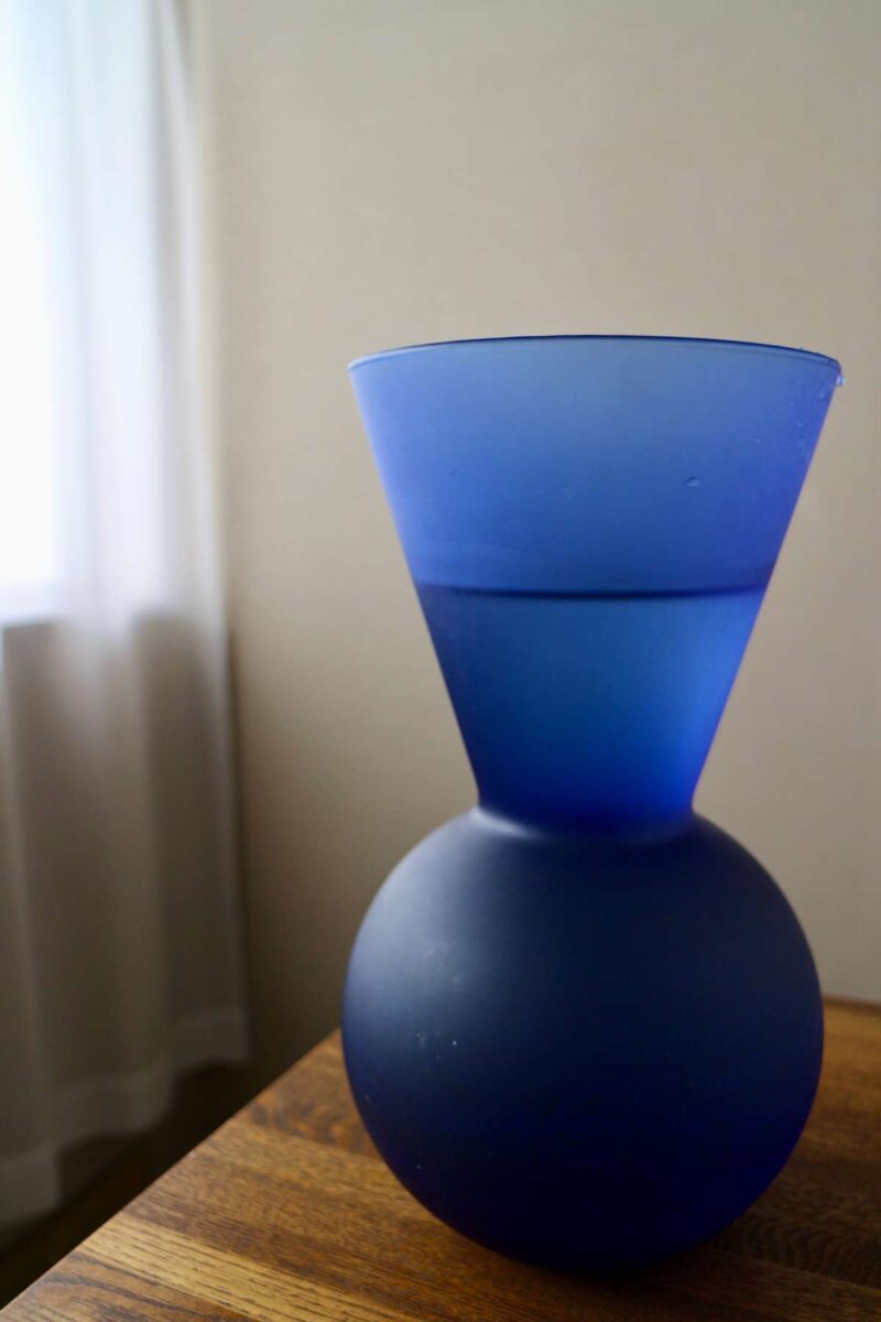 青いガラスの花器