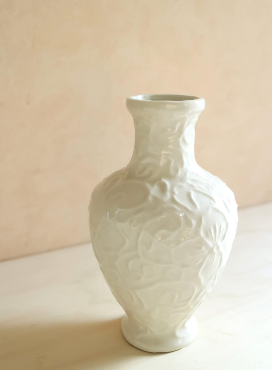 白い陶器の花瓶