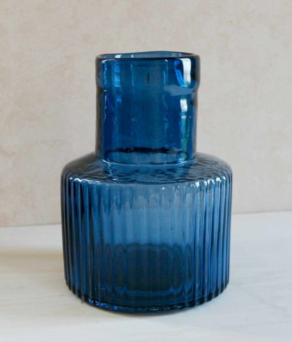 青いガラスの花瓶