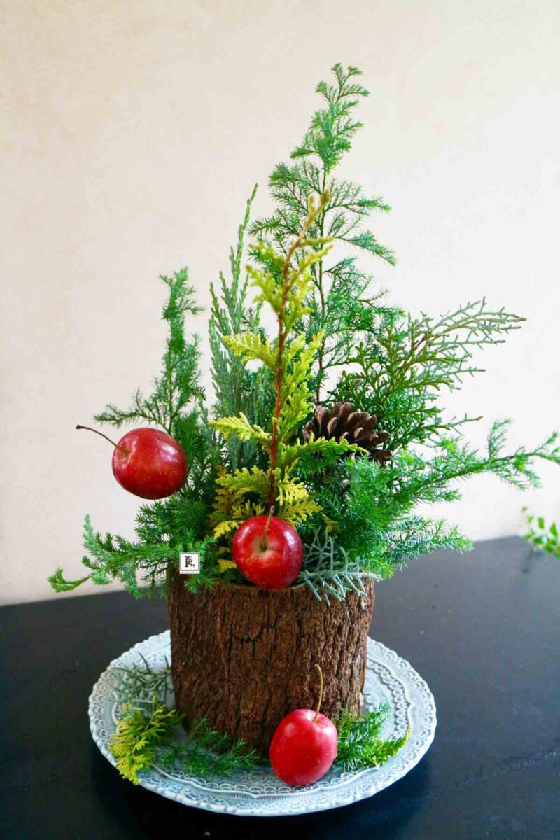 クリスマスのフラワーアレンジメント　ミニクリスマスツリー
