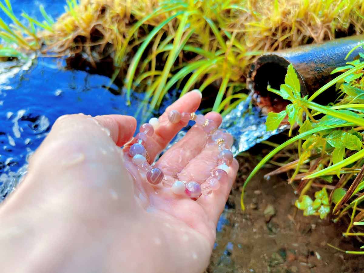 諏訪大社　前宮　本殿横には水神さまを祀る湧き水