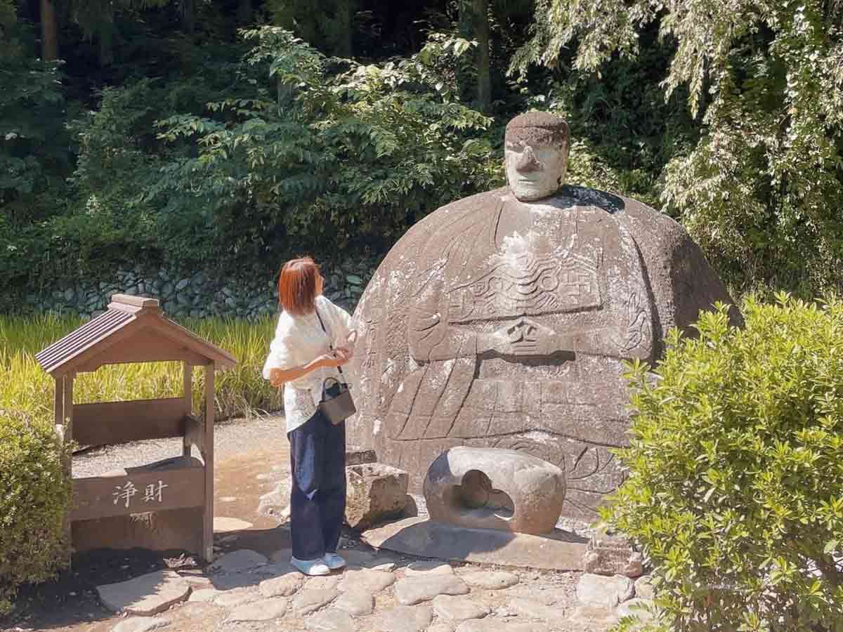 諏訪大社　春宮
境内から続く脇道から渓流が流れる橋を渡った所にひっそりと佇む阿弥陀如来様